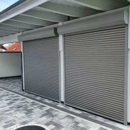 Bild enthält, Garage, Indoors, Window, Curtain, Shutter