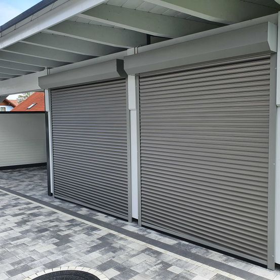 Bild enthält, Garage, Indoors, Window, Curtain, Shutter