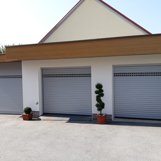 Bild enthält, Garage, Indoors, Curtain, Window, Shutter