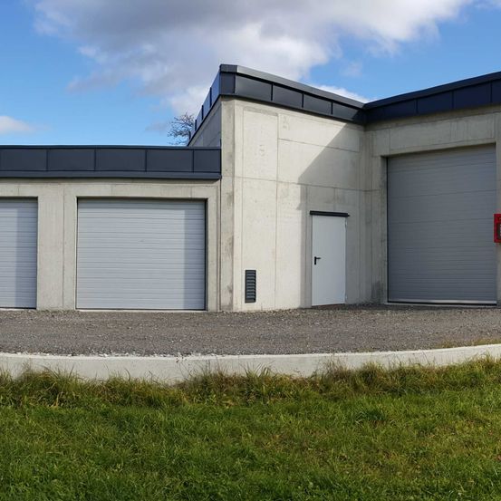 Bild enthält, Garage, Indoors, Car, Vehicle, Grass, Plant, Building, Housing