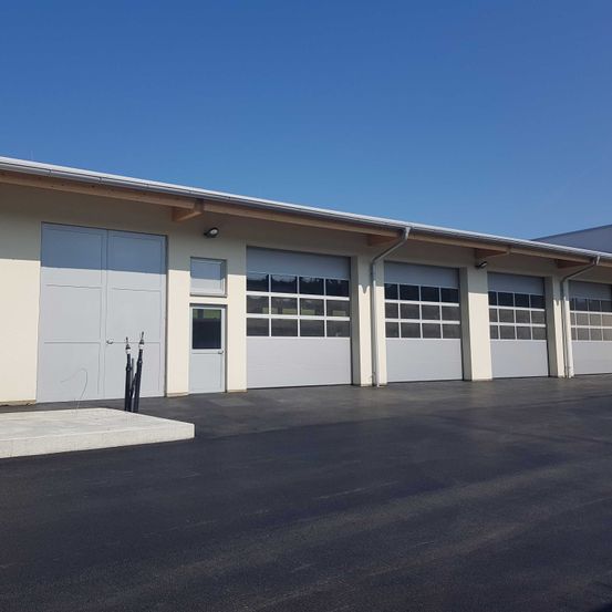 Bild enthält, Garage, Indoors, Lamp