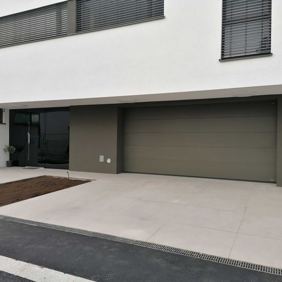 Bild enthält, Garage, Indoors, Curtain, Shutter, Window