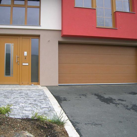 Bild enthält, Path, Road, Door, Garage, Indoors, Housing