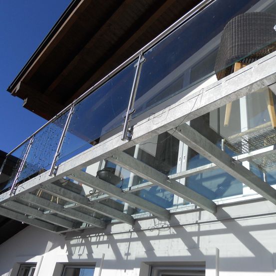 Bild enthält, Architecture, Balcony, Building, Handrail