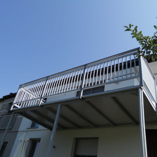 Bild enthält, Architecture, Balcony, Building, Railing, Handrail, Condo, Housing