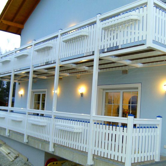 Bild enthält, Building, House, Housing, Porch, Handrail, Railing, Deck, Nature, Outdoors, Yard