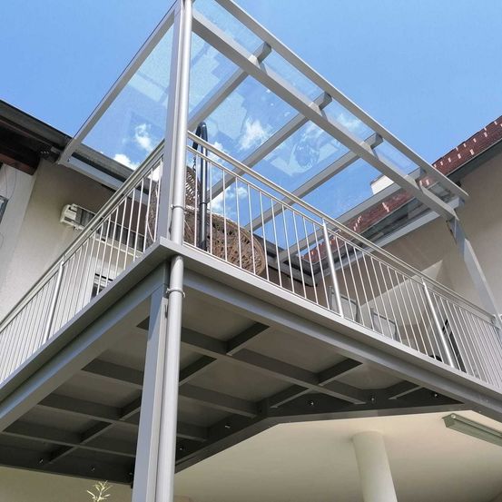 Bild enthält, Architecture, Balcony, Building