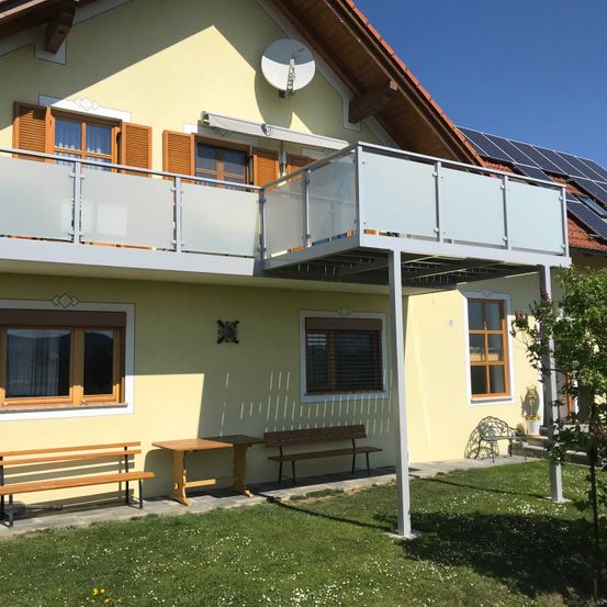 Bild enthält, Bench, Electrical Device, Solar Panels, Housing, House, Person, Portico