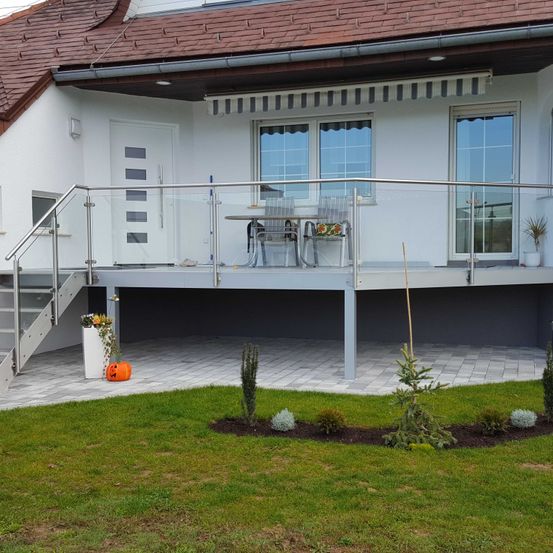 Bild enthält, Housing, Plant, Lamp, House, Chair, Desk, Portico, City, Grass