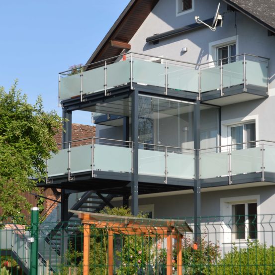 Bild enthält, Balcony, City, Handrail, Urban, Housing, Neighborhood