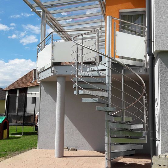 Bild enthält, House, Housing, Staircase, Handbag, Person, Grass, Bench