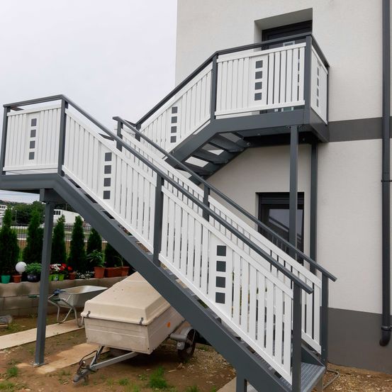 Bild enthält, House, Housing, Staircase, Handrail, Railing, Mace Club, Plant