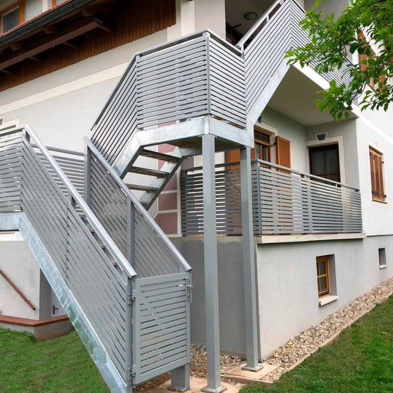 Bild enthält, Handrail, Building, House, Housing, Staircase, City, Railing, Portico