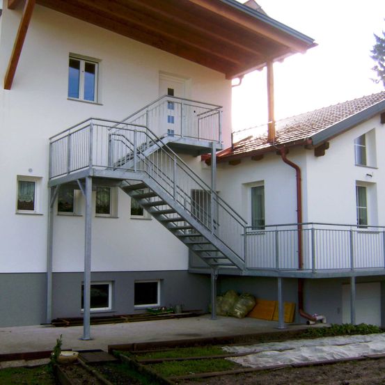 Bild enthält, Handrail, House, Housing, Staircase, City, Chair, Neighborhood, Condo, Urban