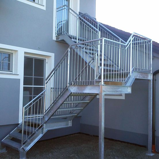 Bild enthält, Building, House, Housing, Staircase, Handrail, Railing, Gun, Weapon