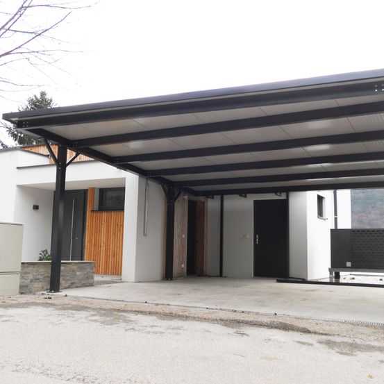 Bild enthält, Garage, Indoors, Architecture, Building, Housing, Blackboard