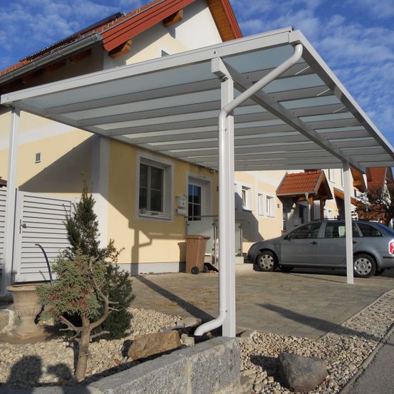 Bild enthält, House, Housing, Porch, Patio, Pergola, Car, Chair, Tree, Wheel, Portico