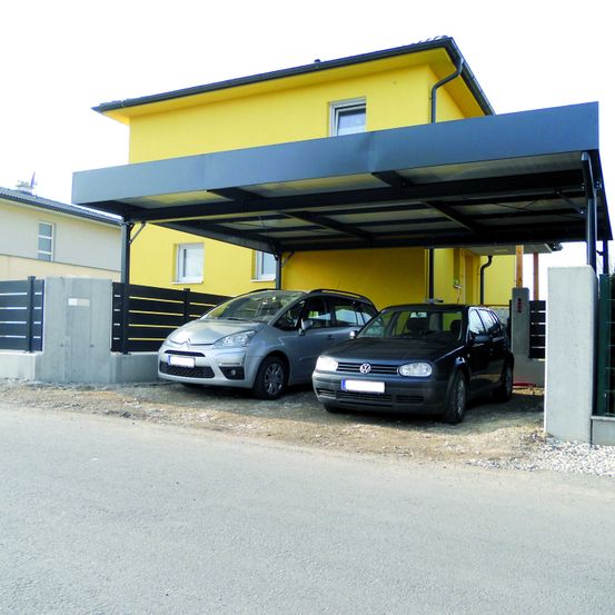 Bild enthält, Garage, Indoors, Car, Vehicle, Alloy Wheel, Spoke, Tire, Wheel, License Plate, Chair