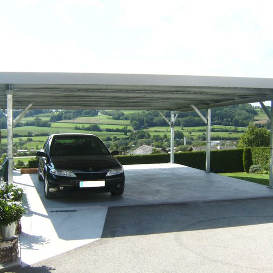 Bild enthält, Garage, Indoors, Car, Plant, Potted Plant, Chair, Housing, Porch, License Plate, Outdoors