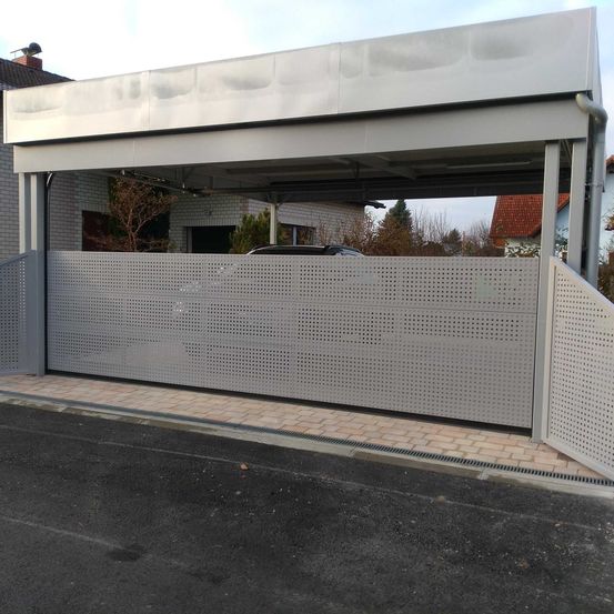 Bild enthält, Garage, Indoors, Gate, Car, Transportation, Vehicle