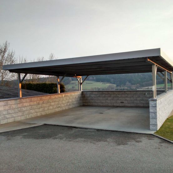 Bild enthält, Architecture, Building, Outdoors, Shelter, Person, Garage, Indoors