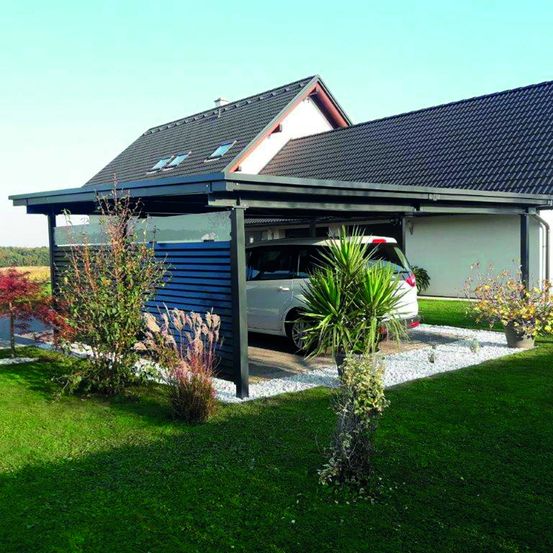 Bild enthält, Garage, Indoors, Grass, Plant, Car, Wheel, Outdoors