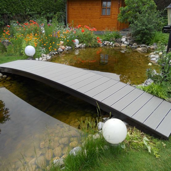 Bild enthält, Nature, Outdoors, Pond, Water, Waterfront, Grass, Solar Panels, Port, Pier, Machine