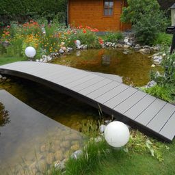 Bild enthält, Nature, Outdoors, Pond, Water, Waterfront, Grass, Solar Panels, Port, Pier, Machine