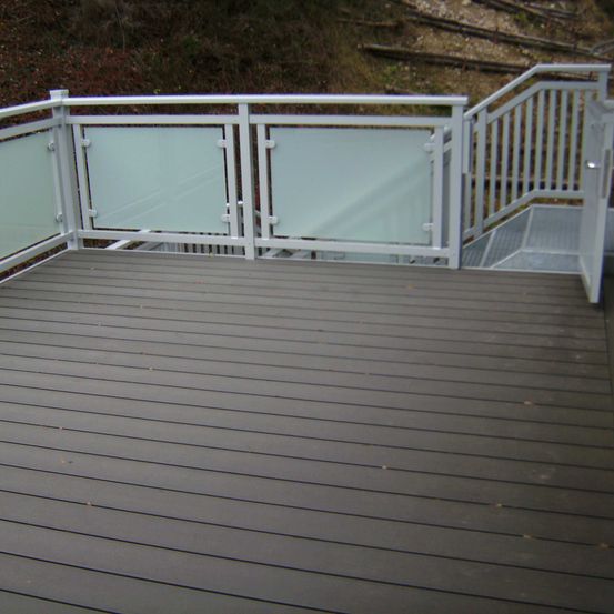 Bild enthält, Building, House, Housing, Porch, Deck, Handrail, Railing, Wood