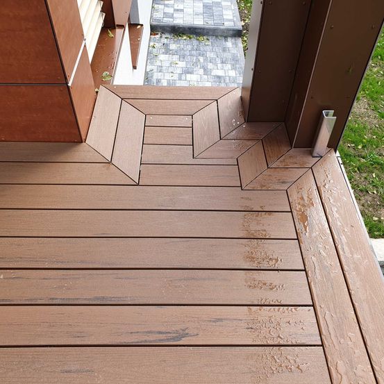 Bild enthält, Interior Design, Wood, Hardwood, House, Housing, Porch, Stained Wood, Deck, Floor, Flooring