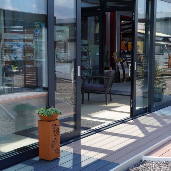 Bild enthält, Door, Interior Design, Plant, Potted Plant, Floor, Flooring, Chair, Sliding Door, Car, Person