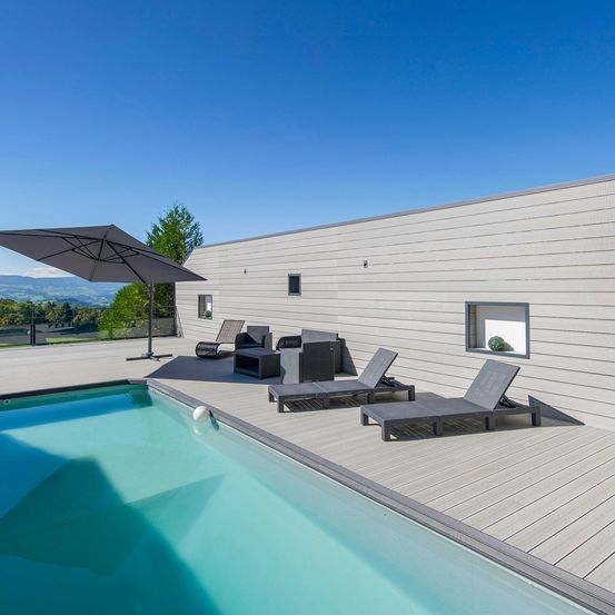 Bild enthält, Pool, Water, Swimming Pool, House, Housing, Villa, Interior Design, Outdoors, Chair