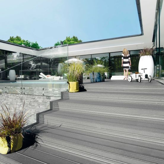 Bild enthält, Plant, Potted Plant, Interior Design, Floor, Person, Flooring, House, Housing, Staircase, Airport