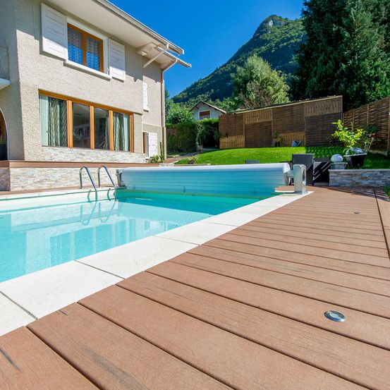 Bild enthält, House, Housing, Villa, Deck, Porch, Pool, Water, Swimming Pool, Screw, Chair