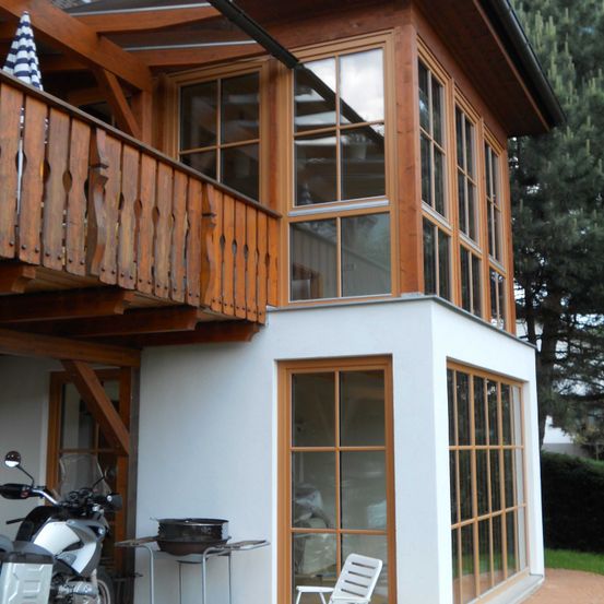 Bild enthält, Motorcycle, Wheel, Wood, Door, Chair, Housing, Window, House