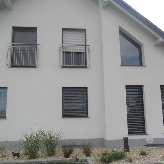 Bild enthält, Curtain, Shutter, Window, Home Decor, Window Shade, City