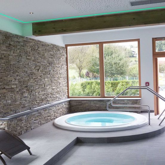 Bild enthält, Tub, Hot Tub, Indoors, Interior Design, Bathing, Bathtub, Chair, Door, Housing