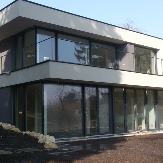 Bild enthält, Building, House, Housing, Villa, Office Building, Door, City, Indoors, Car, Interior Design