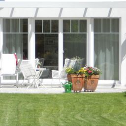 Bild enthält, Potted Plant, Grass, Jar, Planter, Pottery, Vase, Interior Design, Lawn, Door, Chair