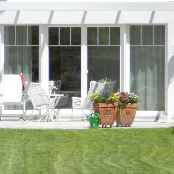 Bild enthält, Potted Plant, Grass, Jar, Planter, Pottery, Vase, Interior Design, Lawn, Door, Chair