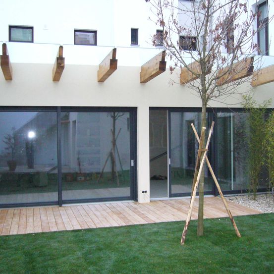 Bild enthält, Grass, Plant, Door, Housing, House, Patio, Interior Design, Lawn, Wood, Backyard