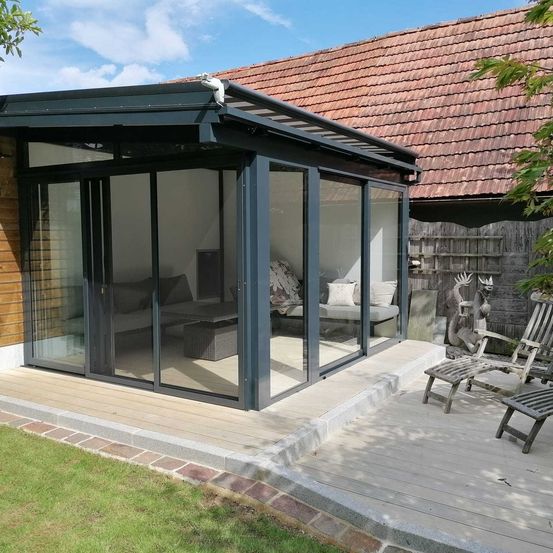 Bild enthält, Door, Interior Design, Housing, House, Floor, French Window, Window, Outdoors, Porch, Chair