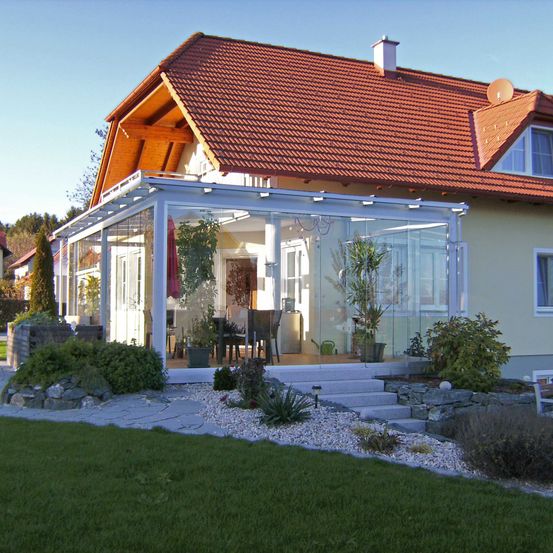 Bild enthält, House, Housing, Porch, Grass, Plant, Bench, Patio, Pergola, Chair, Roof