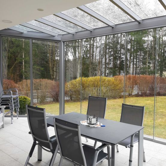 Bild enthält, Interior Design, Furniture, Table, Dining Table, Chair, Desk, Housing, Patio, Window, Floor