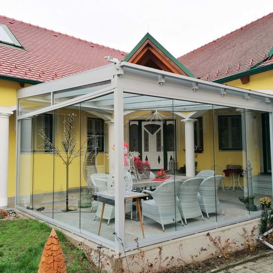 Bild enthält, House, Housing, Porch, Patio, Interior Design, Portico, Plant, Chair