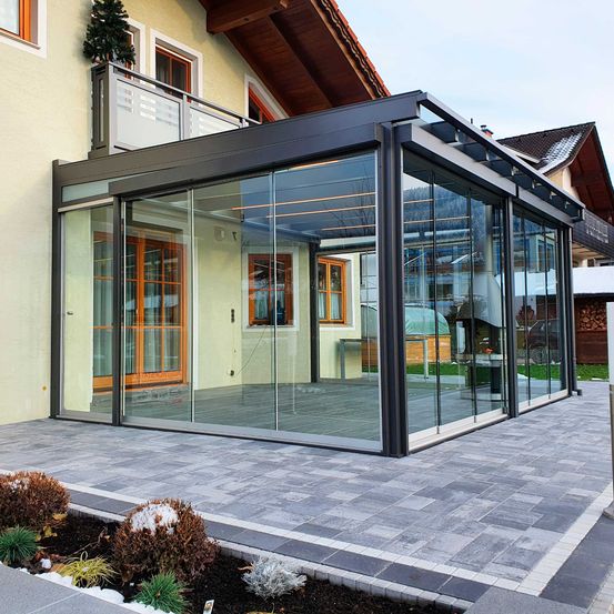 Bild enthält, Door, Floor, Interior Design, Housing, Car, House, Portico, Folding Door, Person