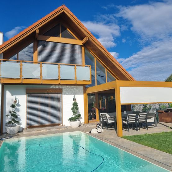 Bild enthält, House, Housing, Villa, Indoors, Interior Design, Pool, Swimming Pool, Water, Outdoors, Chair