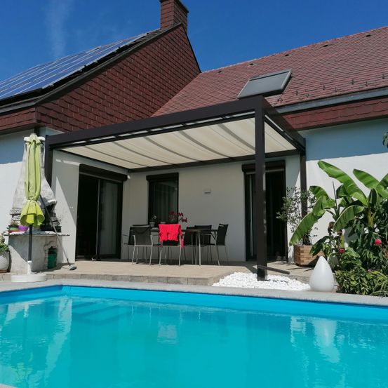 Bild enthält, Building, House, Housing, Villa, Pool, Water, Swimming Pool, Porch, Interior Design, Outdoors