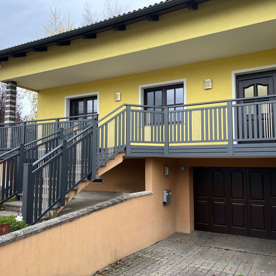 Bild enthält, Handrail, Railing, Door