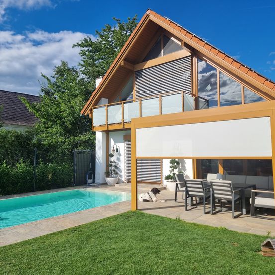 Bild enthält, House, Housing, Villa, Interior Design, Backyard, Pool, Swimming Pool, Chair, Porch, Patio